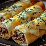 Enamorado de las empanadas, las tres empanadas de queso y carne se presentan en un plato.